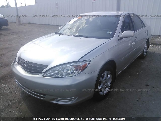 4T1BE32K32U589983 - 2002 TOYOTA CAMRY LE/XLE/SE ვერცხლისფერი ფოტო 2