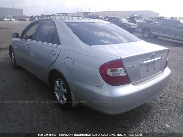4T1BE32K32U589983 - 2002 TOYOTA CAMRY LE/XLE/SE ვერცხლისფერი ფოტო 3