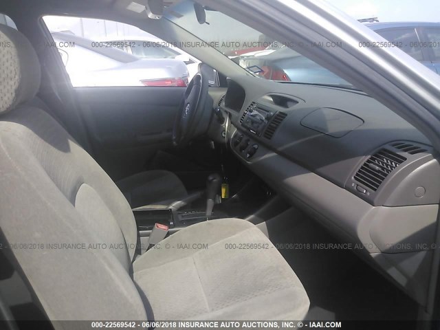 4T1BE32K32U589983 - 2002 TOYOTA CAMRY LE/XLE/SE ვერცხლისფერი ფოტო 5