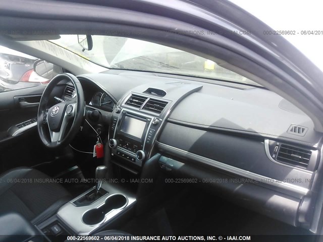 4T1BF1FKXEU772152 - 2014 TOYOTA CAMRY L/SE/LE/XLE 灰色 照片 5