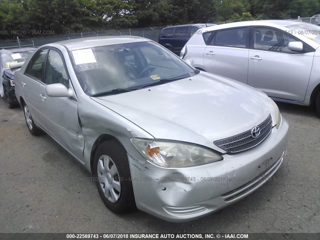 4T1BE32K82U527057 - 2002 TOYOTA CAMRY LE/XLE/SE ვერცხლისფერი ფოტო 1