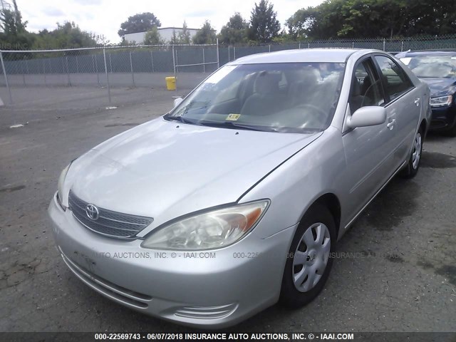 4T1BE32K82U527057 - 2002 TOYOTA CAMRY LE/XLE/SE ვერცხლისფერი ფოტო 2