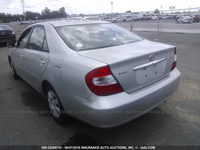 4T1BE32K82U527057 - 2002 TOYOTA CAMRY LE/XLE/SE ვერცხლისფერი ფოტო 3