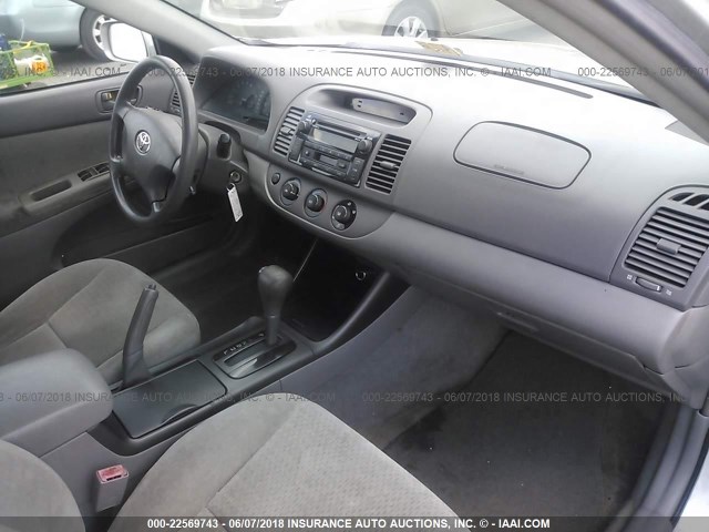 4T1BE32K82U527057 - 2002 TOYOTA CAMRY LE/XLE/SE ვერცხლისფერი ფოტო 5