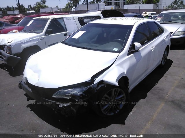 4T1BF1FK0FU027881 - 2015 TOYOTA CAMRY LE/XLE/SE/XSE თეთრი ფოტო 2