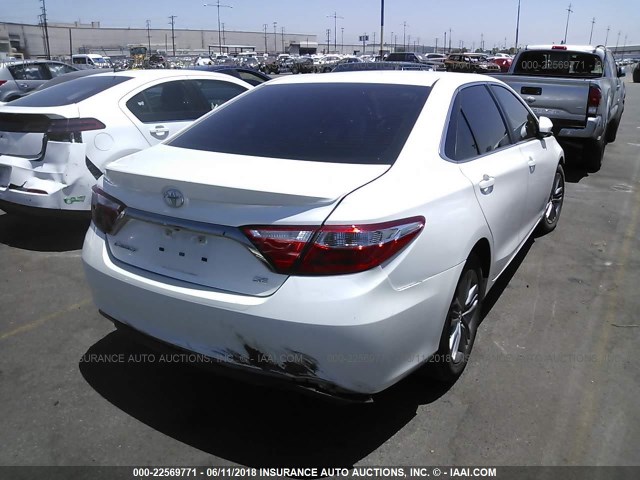 4T1BF1FK0FU027881 - 2015 TOYOTA CAMRY LE/XLE/SE/XSE WHITE photo 4