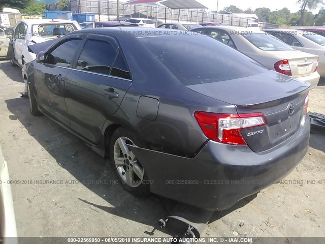 4T1BF1FK0EU396996 - 2014 TOYOTA CAMRY L/SE/LE/XLE ნაცრისფერი ფოტო 3