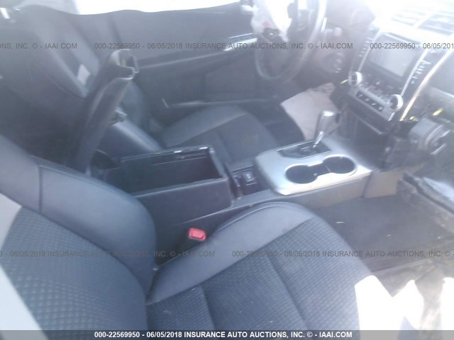 4T1BF1FK0EU396996 - 2014 TOYOTA CAMRY L/SE/LE/XLE ნაცრისფერი ფოტო 5