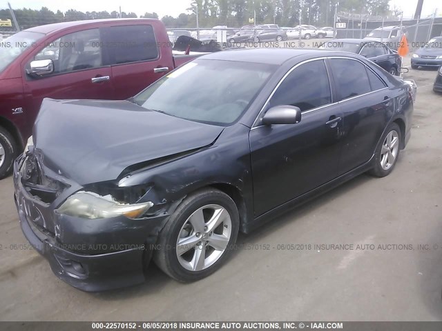4T1BF3EK1BU670098 - 2011 TOYOTA CAMRY SE/LE/XLE 灰色 照片 2