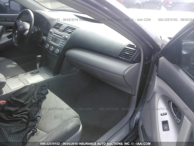 4T1BF3EK1BU670098 - 2011 TOYOTA CAMRY SE/LE/XLE 灰色 照片 5