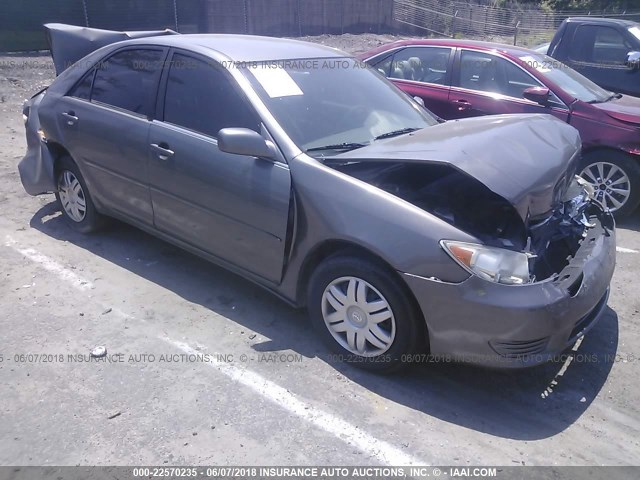 4T1BE32K05U513982 - 2005 TOYOTA CAMRY LE/XLE/SE ნაცრისფერი ფოტო 1