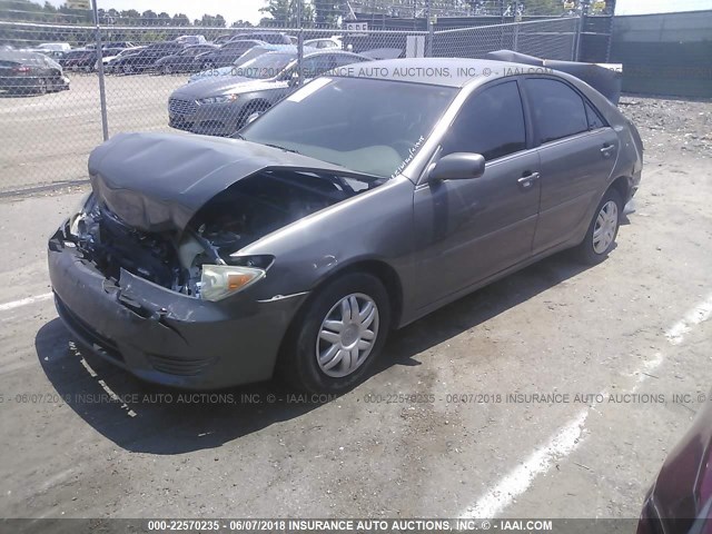 4T1BE32K05U513982 - 2005 TOYOTA CAMRY LE/XLE/SE ნაცრისფერი ფოტო 2