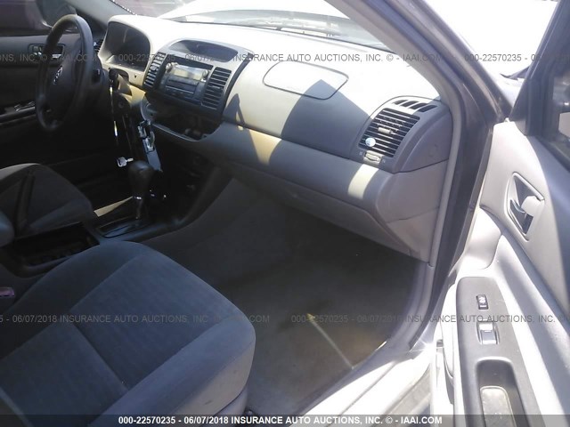 4T1BE32K05U513982 - 2005 TOYOTA CAMRY LE/XLE/SE ნაცრისფერი ფოტო 5