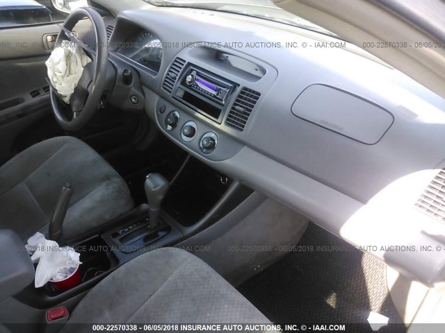 4T1BE32K34U901612 - 2004 TOYOTA CAMRY LE/XLE/SE ნაცრისფერი ფოტო 5