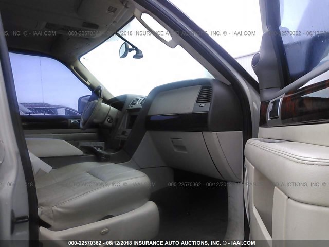 5LMFU27R64LJ43496 - 2004 LINCOLN NAVIGATOR WHITE photo 5