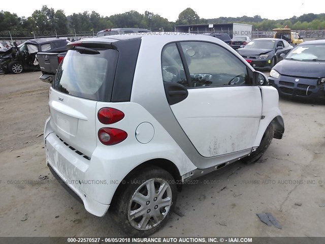 WMEEJ3BA5FK809826 - 2015 SMART FORTWO PURE/PASSION WHITE photo 4