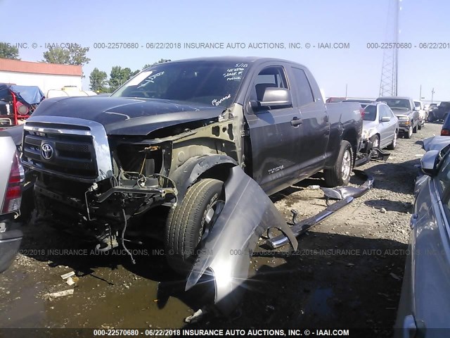 5TFRM5F10CX041555 - 2012 TOYOTA TUNDRA DOUBLE CAB SR5 GRAY photo 2