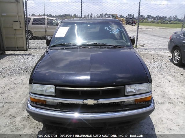 1GCCS14W728172249 - 2002 CHEVROLET S TRUCK S10 BLACK photo 6