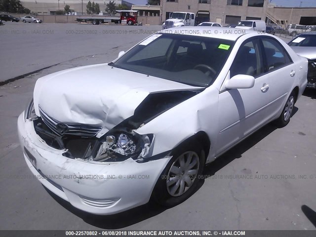 4T1BE32K55U021335 - 2005 TOYOTA CAMRY LE/XLE/SE თეთრი ფოტო 2
