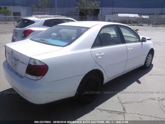 4T1BE32K55U021335 - 2005 TOYOTA CAMRY LE/XLE/SE თეთრი ფოტო 4