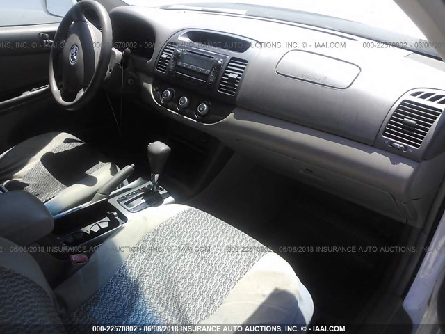4T1BE32K55U021335 - 2005 TOYOTA CAMRY LE/XLE/SE თეთრი ფოტო 5