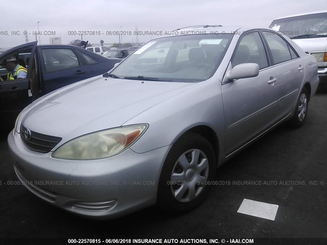 4T1BE32K04U310900 - 2004 TOYOTA CAMRY LE/XLE/SE ვერცხლისფერი ფოტო 2
