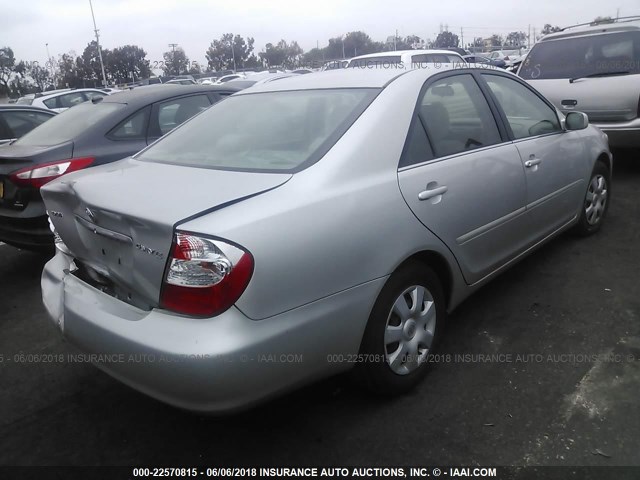 4T1BE32K04U310900 - 2004 TOYOTA CAMRY LE/XLE/SE ვერცხლისფერი ფოტო 4