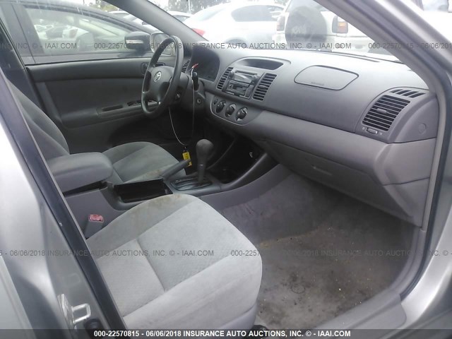 4T1BE32K04U310900 - 2004 TOYOTA CAMRY LE/XLE/SE ვერცხლისფერი ფოტო 5