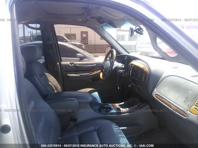 5LMPU28LXXLJ09984 - 1999 LINCOLN NAVIGATOR SILVER photo 5