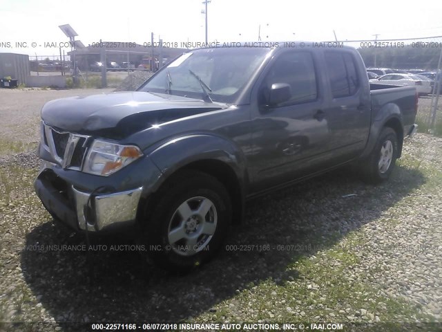 1N6AD07W95C458478 - 2005 NISSAN FRONTIER CREW CAB LE/SE/OFF ROAD GRAY photo 2