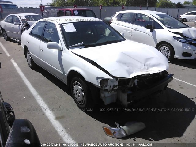 JT2BG28K1X0320291 - 1999 TOYOTA CAMRY LE/XLE WHITE photo 1