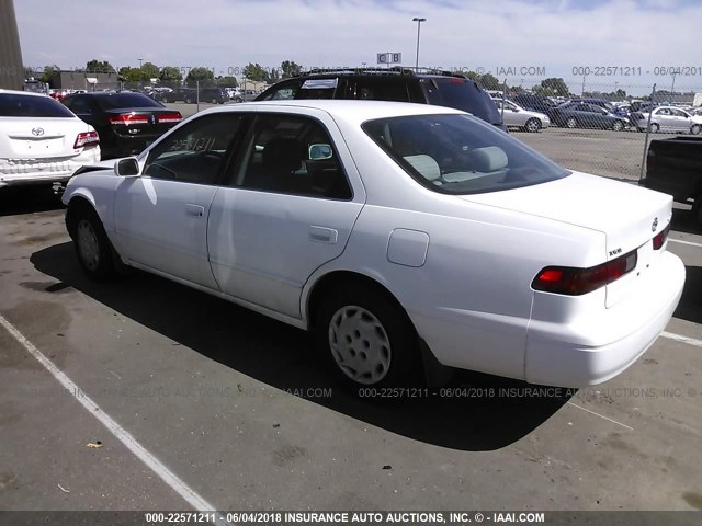 JT2BG28K1X0320291 - 1999 TOYOTA CAMRY LE/XLE WHITE photo 3