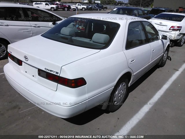 JT2BG28K1X0320291 - 1999 TOYOTA CAMRY LE/XLE WHITE photo 4