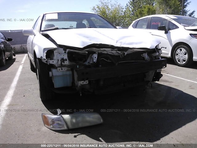 JT2BG28K1X0320291 - 1999 TOYOTA CAMRY LE/XLE WHITE photo 6