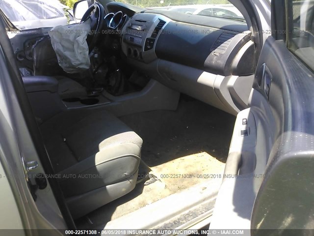 5TEUX42N26Z258039 - 2006 TOYOTA TACOMA ACCESS CAB Silber Foto 5