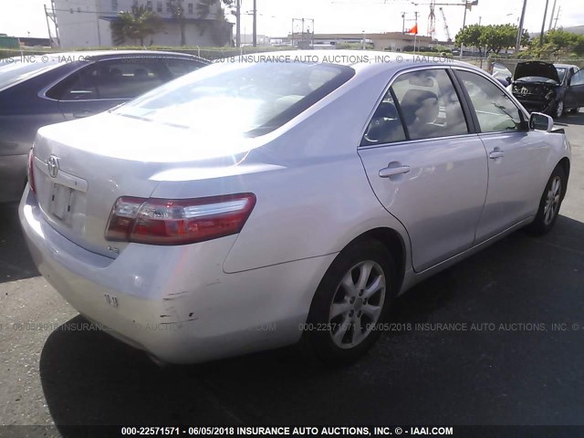 JTNBK46K083032990 - 2008 TOYOTA CAMRY LE/XLE/SE ვერცხლისფერი ფოტო 4