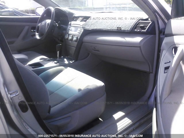 JTNBK46K083032990 - 2008 TOYOTA CAMRY LE/XLE/SE ვერცხლისფერი ფოტო 5