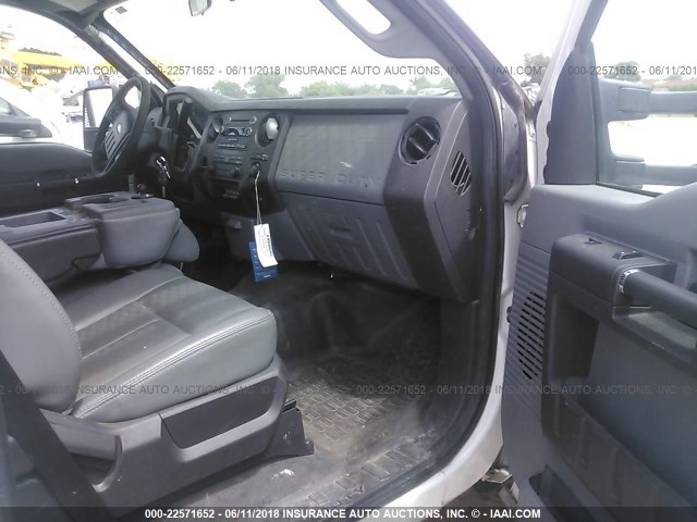 1FDUF5GT8CEA42643 - 2012 FORD F550 SUPER DUTY WHITE photo 5