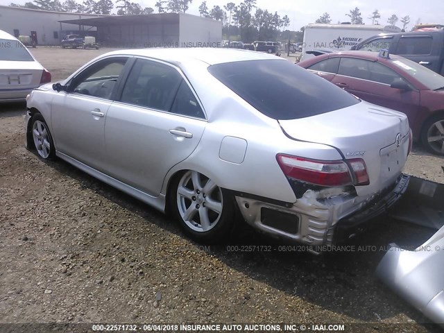 4T1BK46K98U575412 - 2008 TOYOTA CAMRY LE/XLE/SE ვერცხლისფერი ფოტო 3