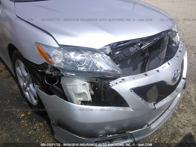 4T1BK46K98U575412 - 2008 TOYOTA CAMRY LE/XLE/SE ვერცხლისფერი ფოტო 6