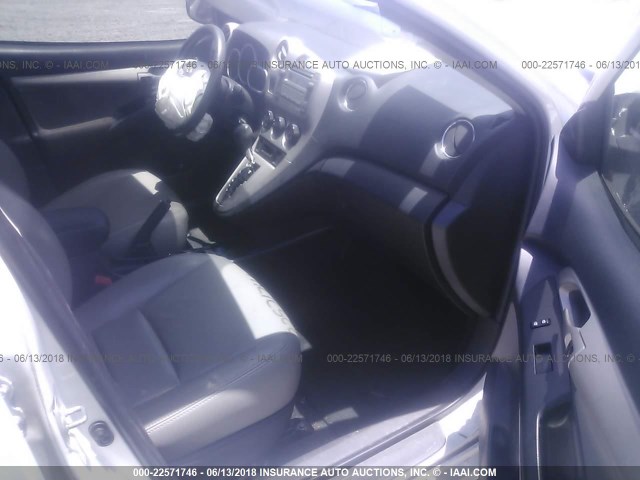 2T1KU4EE4AC266587 - 2010 TOYOTA COROLLA MATRIX  WHITE photo 5