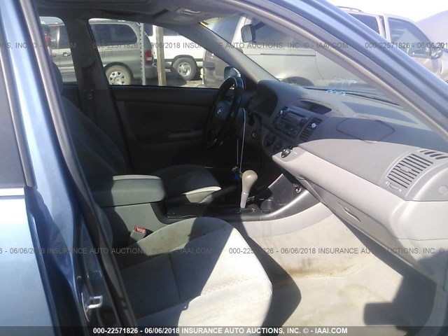 4T1BF30K74U571862 - 2004 TOYOTA CAMRY LE/XLE/SE ღია ლურჯი ფოტო 5