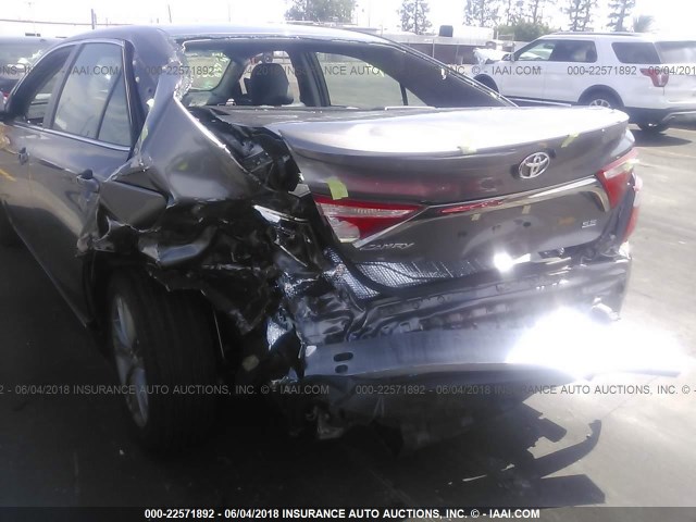 4T1BF1FK4HU717362 - 2017 TOYOTA CAMRY LE/XLE/SE/XSE GRAY photo 6