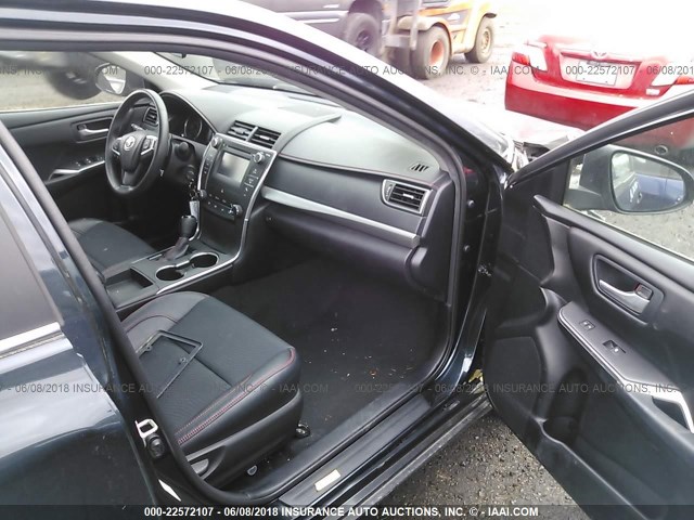 4T1BF1FK2GU205226 - 2016 TOYOTA CAMRY LE/XLE/SE/XSE Navy photo 5
