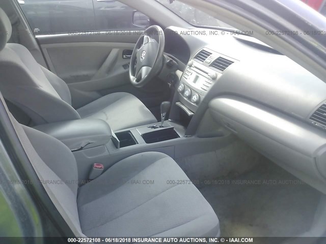 4T1BF3EK6AU082986 - 2010 TOYOTA CAMRY SE/LE/XLE GRAY photo 5