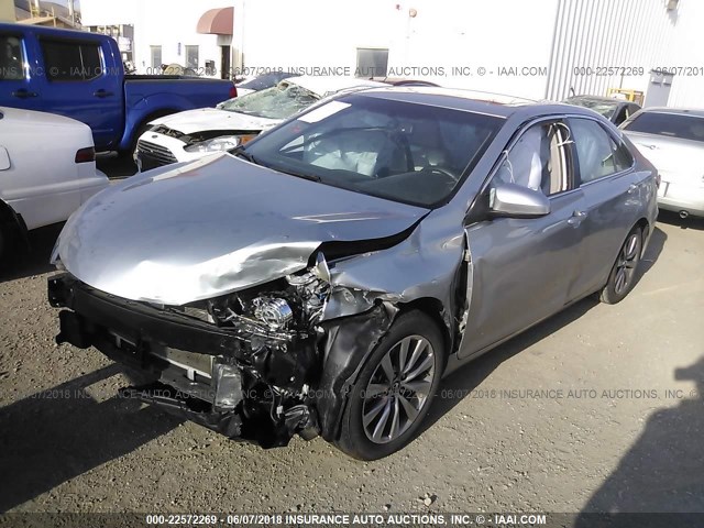 4T1BF1FK3FU916738 - 2015 TOYOTA CAMRY LE/XLE/SE/XSE SILVER photo 2