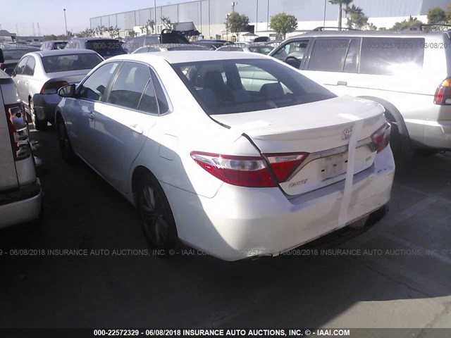 4T1BF1FK4FU017466 - 2015 TOYOTA CAMRY LE/XLE/SE/XSE WHITE photo 3