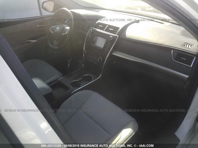 4T1BF1FK4FU017466 - 2015 TOYOTA CAMRY LE/XLE/SE/XSE WHITE photo 5