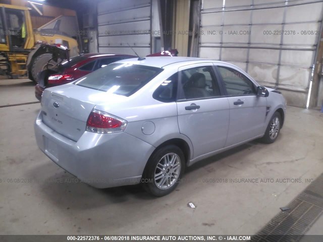 1FAHP35N08W182172 - 2008 FORD FOCUS SE/SEL/SES GRAY photo 4