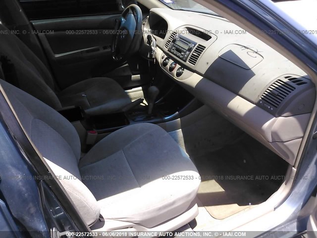 JTDBE30K820019802 - 2002 TOYOTA CAMRY LE/XLE/SE ღია ლურჯი ფოტო 5